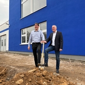 Die Geschäftsführer Jürgen Walcher und Christian Sura beim Spatenstich im März 2023