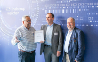 Serdar Alper, Mathias Hils di halstrup-walcher e Sami Demirkiran mostrano il certificato che attesta 15 anni di partnership con CAGDAS.