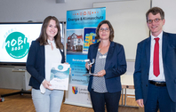 Bei der Übergabe der Urkunde und Trophäe (von links nach rechts): Regina Körner, Marketingleitung bei halstrup-walcher, Sabine Barden, Klimaschutzmanagerin von Breisgau-Hochschwarzwald und Dr. Martin Barth, Erster Landesbeamte des Landkreises Breisgau-Hochschwarzwald